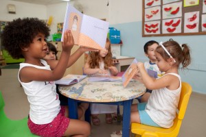 ילדי גן ויצו תלפיות מזרח קוראים ספרים
