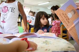 ילדי מעון ויצו תלפיות מזרח בירושלים קוראים ספרים