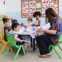 ילדי מעון ויצו תלפיות מזרח בירושלים קוראים ספרים 