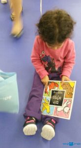 הילדים מקבלים את תיק ספריית פיג'מה ובתוכו הספר "יום נפלא" במעון ויצו מקור חיים בירושלים