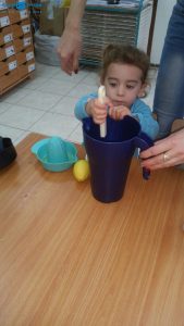 מכינים לימונדה מלימון בעקבות הספר "יום נפלא" במעון בן שמן בחבל מודיעין