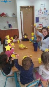 מכינים לימונדה מלימון בעקבות הספר "יום נפלא" במעון בן שמן בחבל מודיעין