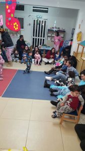 מקשטים את תיקי ספריית פיג'מה עם ההורים בפעילות בעקבות הספר "יום נפלא" במעון נעמת בית פרידה ברמלה