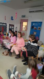 מקשטים את תיקי ספריית פיג'מה עם ההורים בפעילות בעקבות הספר "יום נפלא" במעון נעמת בית פרידה ברמלה