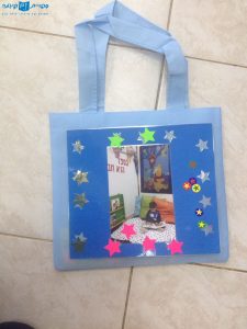 מקשטים תיקים במעון בן שמן. פעילות משותפת עם ההורים והספרים של ספריית פיג'מה במעון עמותה לגיל הרך בבן שמן