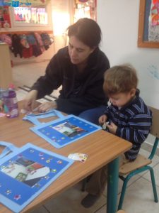 מקשטים תיקים במעון בן שמן. פעילות משותפת עם ההורים והספרים של ספריית פיג'מה במעון עמותה לגיל הרך בבן שמן