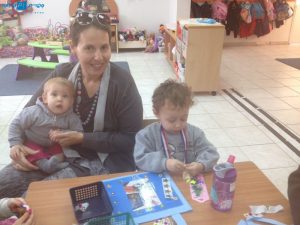 מקשטים תיקים במעון בן שמן. פעילות משותפת עם ההורים והספרים של ספריית פיג'מה במעון עמותה לגיל הרך בבן שמן