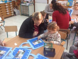מקשטים תיקים במעון בן שמן. פעילות משותפת עם ההורים והספרים של ספריית פיג'מה במעון עמותה לגיל הרך בבן שמן