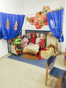 ילדי מעון בית פרידה ברמלה מתחפשים וממחיזים את הספר "משחק פורים"