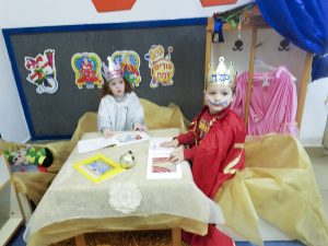 ילדי מעון בית פרידה ברמלה מתחפשים וממחיזים את הספר "משחק פורים"