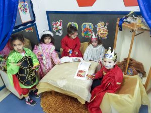 ילדי מעון בית פרידה ברמלה מתחפשים וממחיזים את הספר "משחק פורים"
