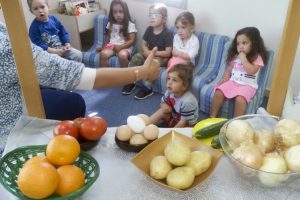 הילדים עושים שוק בפעילות סביב הספר יום שישי של יו יו מעון ויצו בירנית, תל אביב)