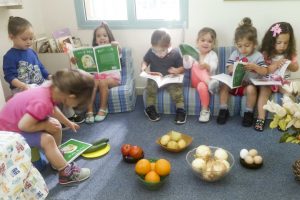 הילדים עושים שוק בפעילות סביב הספר יום שישי של יו יו מעון ויצו בירנית, תל אביב)