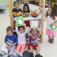 הילדים עושים שוק בפעילות סביב הספר יום שישי של יו יו מעון ויצו בירנית, תל אביב)