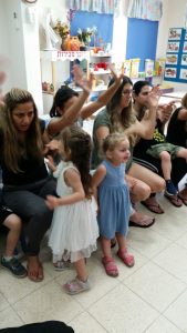 חגיגת הורים וילדים במעון ויצו בירנית, כל הילדים קבלו פיג'מות תואמות