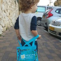 אוהד ממעון ויצו האיריס בקרית טבעון לוקח הביתה את הספר הראשון לשנה בתיק המקושט שלו. קריאה מהנה!