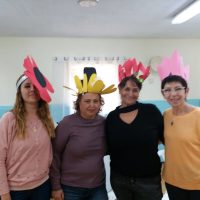 צוות מעון ויצו הגיל הרך בבאר שבע מדגמנות כובעים מקסימים בעקבות הספר 