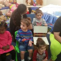 קוראים ביחד בספר איפה מתחבא הצחוק, בפעילות פתיחת שנה משותפת להורים וילדים, מעון ויצו פאר בחדרה. 