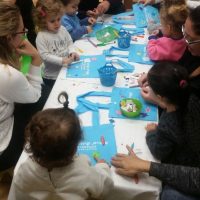 מקשטים את תיקי הספר יחד בפעילות פתיחת שנה משותפת להורים וילדים, מעון ויצו שקד בנהריה
