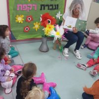 ציפי, מחנכת בכיתת הבוגרים במעון נעמת השיטה ביבנה, ממחיזה שירים מהספר מר סביון וגברת רקפת 