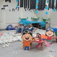 צוות המעון מחכות בציפייה שתתחיל מסיבת הפיג'מות, מעון נעמת שיטה ביבנה