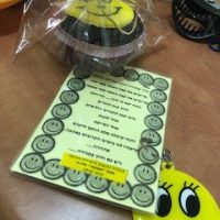 מחזיק מפתחות עם מילות השראה בפעילות משותפת להורים בעקבות הספר איפה מתחבא הצחוק. מעון אמונה חדרה 