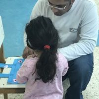 מקשטים ביחד את תיקי הספר, פתיחת שנה במעון אמונה חדרה 