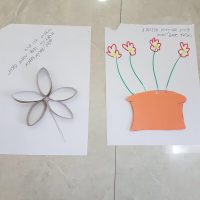 הכנה של הסטודנטיות לשבוע עבודה מעשי במעון גן ילדים בירושלים. פעילות יצירה בנושא פרחים בעקבות הספר מר סביון וגברת רקפת
