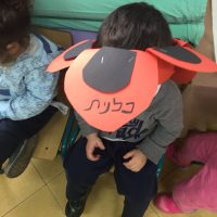 ילדי מעון גן ילדים התחפשו לפרחים משירי הספר 