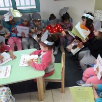 ילדי מעון ויצו בירנית תל אביב קוראים ביחד את הספר  