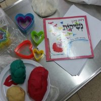 בחוג מבשלים סיפור במעון ויצו פרדס חנה, חזרו אל הספר נשיקות והכינו עוגיות צבעוניות בצורת נשיקות ולבבות