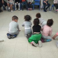 הילדים ממחיזים את הספר ככה אני יכולה במעון ויצו בירנית