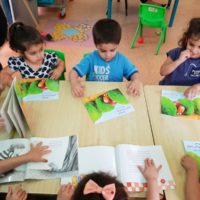 ילדי מעון אניטה באור יהודה מתעניינים בספר אני אוהב לחפש