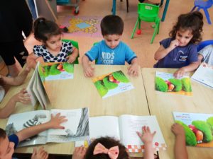 ילדי מעון אניטה באור יהודה מתעניינים בספר אני אוהב לחפש