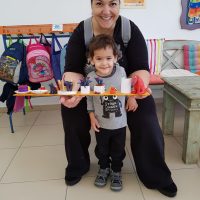 טל החמוד ואמא שלו שמחים בחנוכיית 