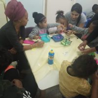 אמונה חדרה 
סדנת הורים וילדים המכינים בובת גרב 
