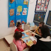 עבודה בקבוצות על הספר במעון נעמת בית פרידה