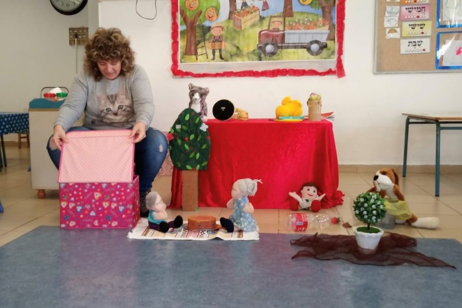 מעון החורש באשדוד, סינתיה המחנכת הכינה הצגה לילדים עם פתיחת הספריה והספר גורג
