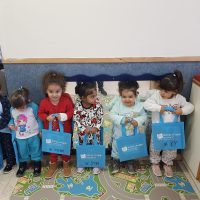 הילדים במעון רבין אור יהודה שמחים עם תיקי פיג'מה!