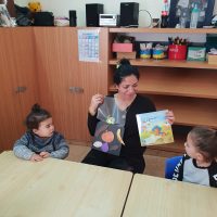 המטפלת במעון רבין אור יהודה מציגה לילדים את שישה בשקיק
