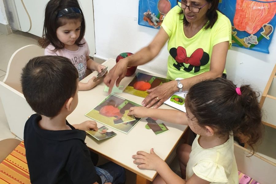 הרכבת פאזל של הספר במעון נעמת בית פרידה