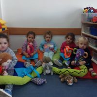 במעון ויצו פרדס חנה הילדים נהנו להמחיש את הסיפור בעזרת בובות