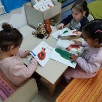הילדים במעות נעמת בית פרידה קוראים בספר