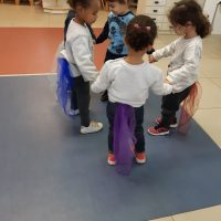 במעון נעמת בית פרידה הילדים ממחיזים את הספר