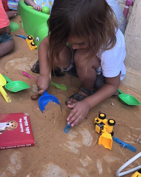 במעון ילדותי בצור הדסה התחדשו בארגז חול חדש לגן וכל ילד 
 קיבל סט משחק לחול לבית בעקבות הספר 